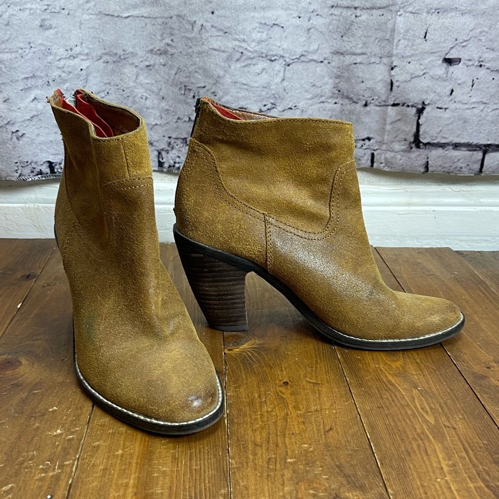 DV dolce Vita tan suede booties Womens size 7.5